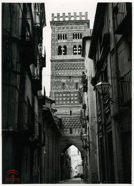 Fig. 197) "Torres mudéjares de Aragón. Teruel. Iglesia del Salvador. Torre"