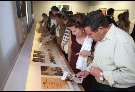 Visitantes en la Exposición Museo-Legado Ángel Barrios